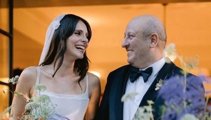 Meriç Aral ve Serkan Keskin ilk kez anne baba oldu Oyuncu çift Meriç Aral ve Serkan Keskin, ilk çocuklarını kucaklarına