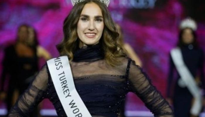 Miss Turkey 2024 birincisi İdil Bilgen doktorluğu Bingöl’de değil New York’ta başlattı Miss Turkey 2024 birincisi İdil Bilgen, Bingöl Yayladere’ye atanmasına rağmen