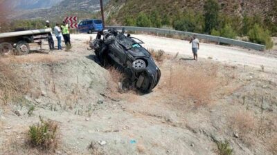 Sabah saatlerinde Manavgat yakınlarında meydana gelen kazada, otomobilin devrilmesi sonucu