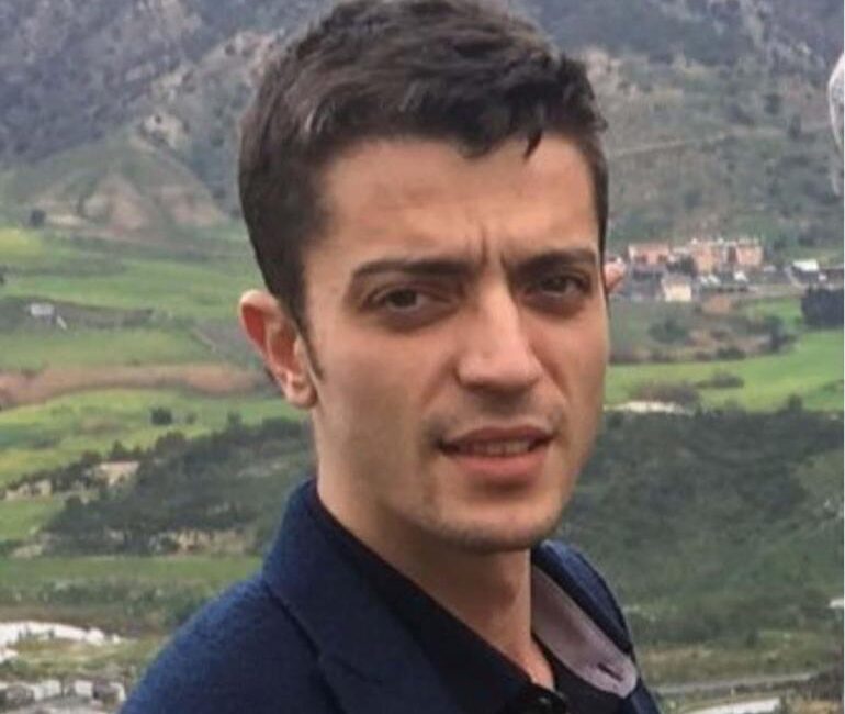 Denizli’de avukat Üzeyir Çiçekçi, evinin balkon kapısından geçerken eşiğe takılıp