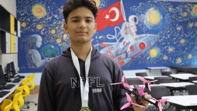 Doruk Cengiz kimdir? Kütahyalı öğrenci TurkicSkills 2025’te sıfırdan dron yaparak birinci oldu Doruk Cengiz’in başarısı, Türk gençliğinin mühendislik potansiyelini ve yerli üretim