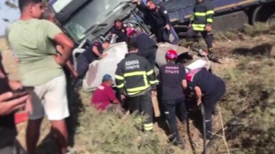 Adana’da trafik kazası: Üzeyir Turhan hayatını kaybetti Üzeyir Turhan vefat etti. Adana Ceyhan-Kozan yolunda tırla çarpışan otomobilde