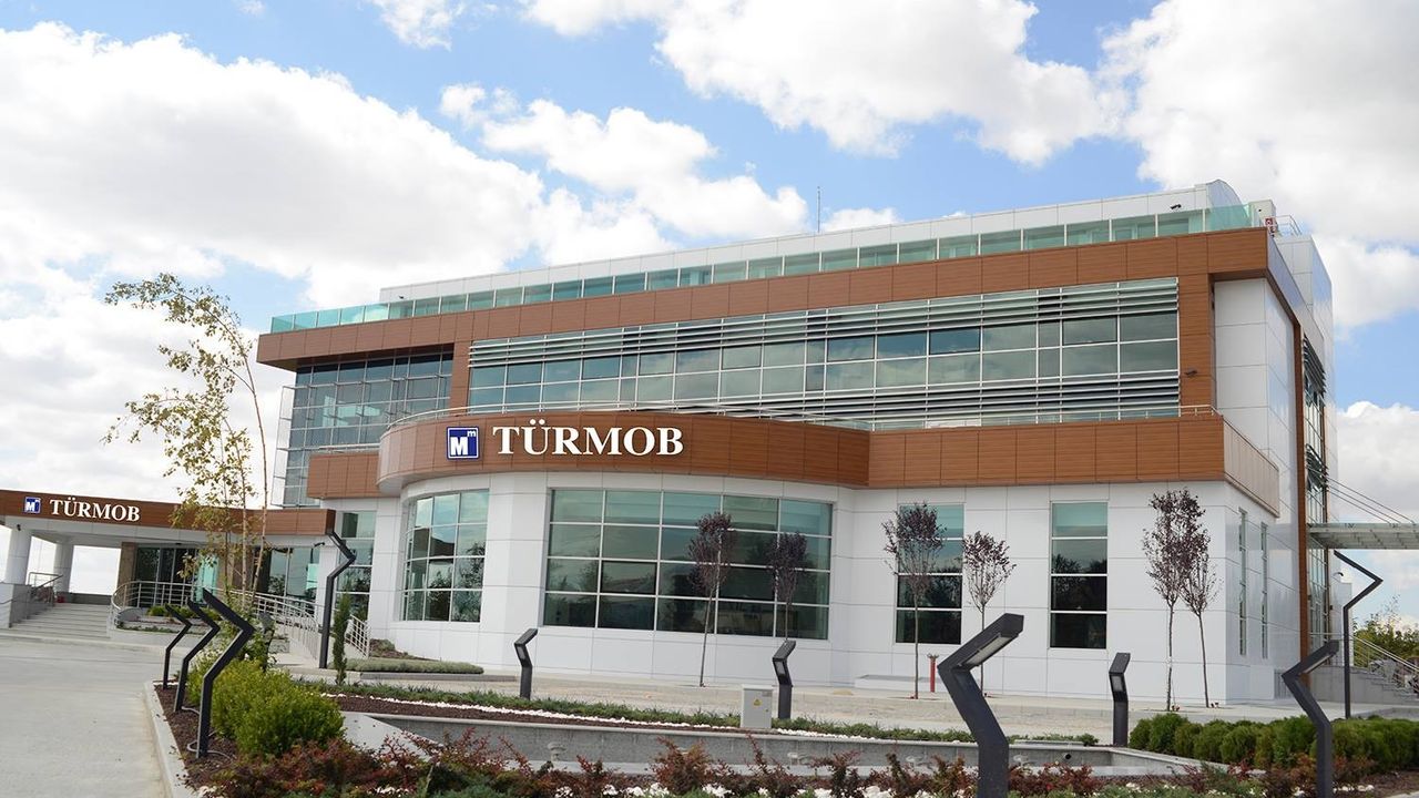TÜRMOB yeni yönetimi mazbatasını aldı. TÜRMOB Başkanı İrfan Hüseyin Yıldız,