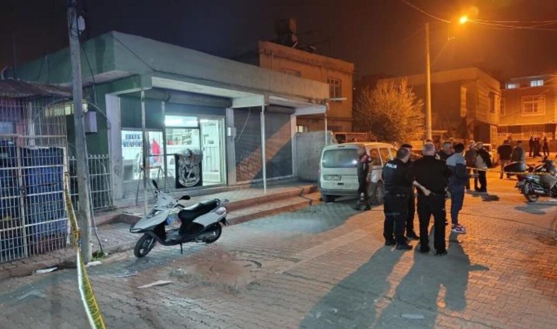 Adana’da berberde silahlı çatışma: Ayhan Boztaş hayatını kaybetti Adana Seyhan’da berberde çıkan silahlı çatışmada 7 kişi yaralandı, Ayhan