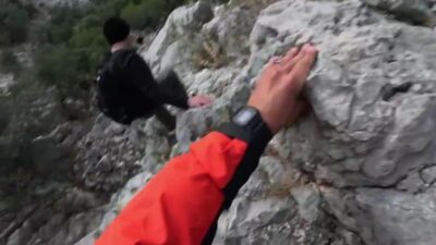 Antalya Konyaaltı ilçesindeki Arapuçtu Dağı’na yürüyüşe çıkan 2 genç, sarp