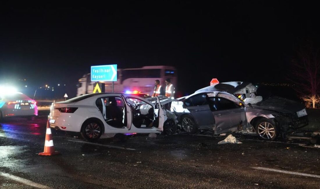 Niğde-Kayseri kara yolu Çamardı Kavşağı’nda iki otomobilin çarpışması sonucu meydana