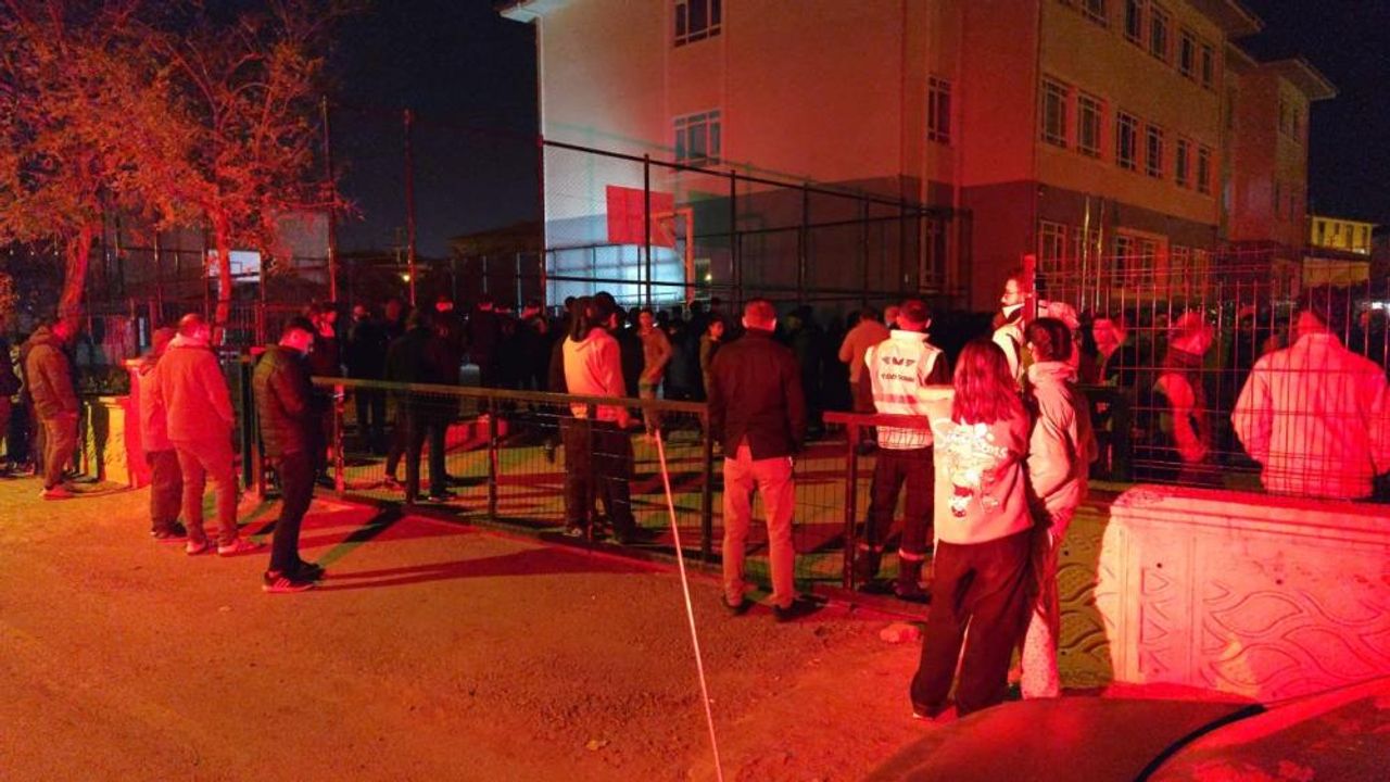 Yozgat’ın Yerköy ilçesinde bir okul bahçesinde arkadaşlarıyla oturan 17 yaşındaki