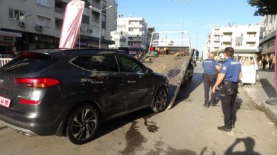 Antalya'da Muratpaşa Kaymakamı İhsan Kara'nın içinde olduğu makam aracına hafif