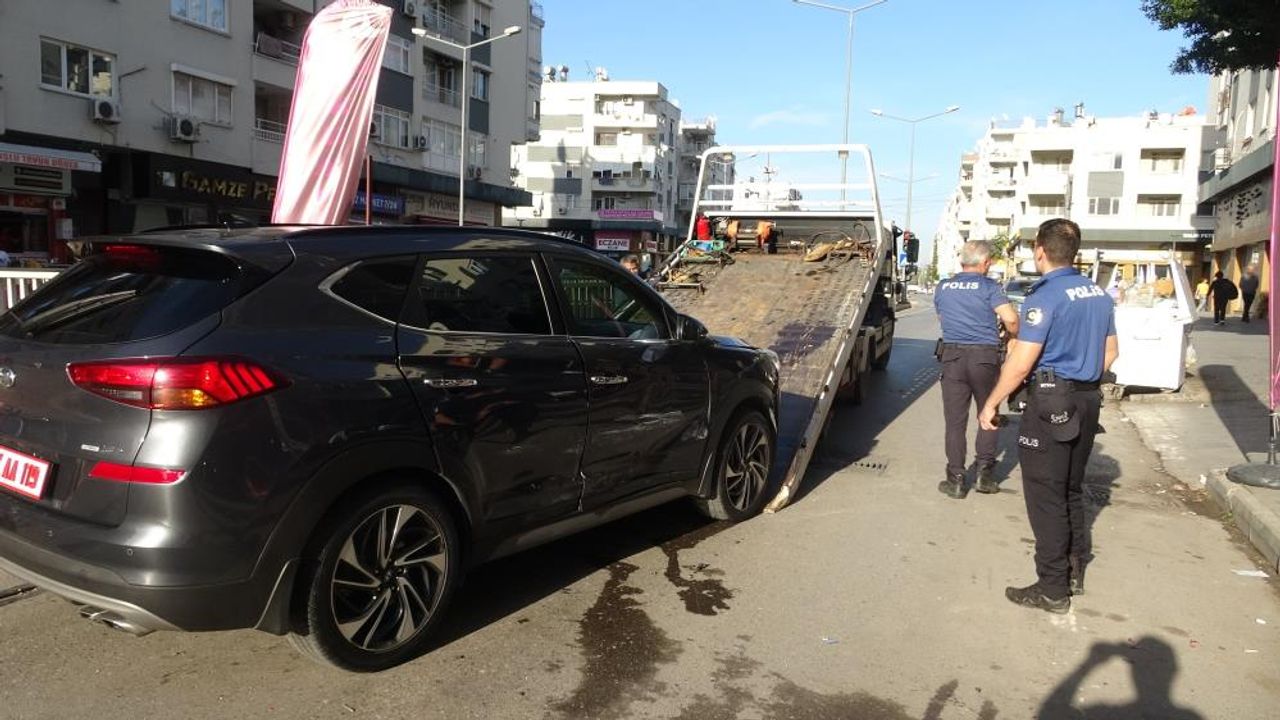 Antalya'da Muratpaşa Kaymakamı İhsan Kara'nın içinde olduğu makam aracına hafif
