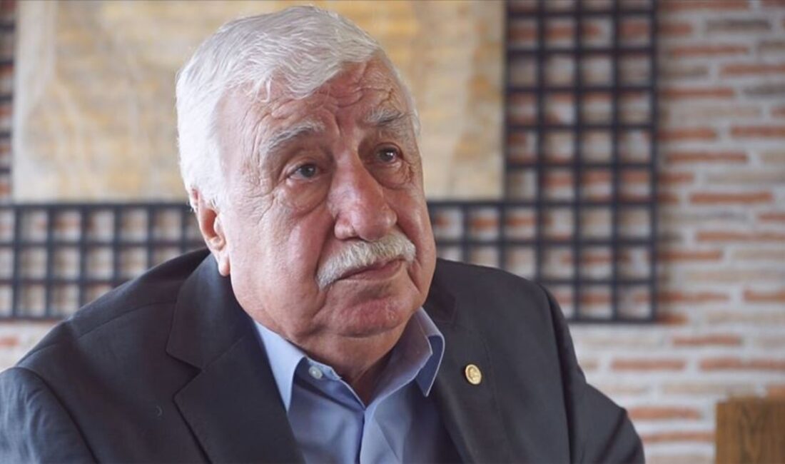 Türk tiyatrosunun usta ismi Ahmet Gülhan 85 yaşında hayatını kaybetti Usta oyuncu Ahmet Gülhan 85 yaşında vefat etti. Devekuşu Kabare’nin