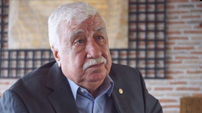 Usta oyuncu Ahmet Gülhan 85 yaşında vefat etti. Devekuşu Kabare’nin