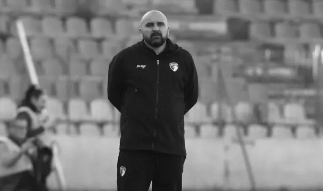 44 yaşındaki teknik adam Mladen Zizovic, maçın 22. dakikasında yere