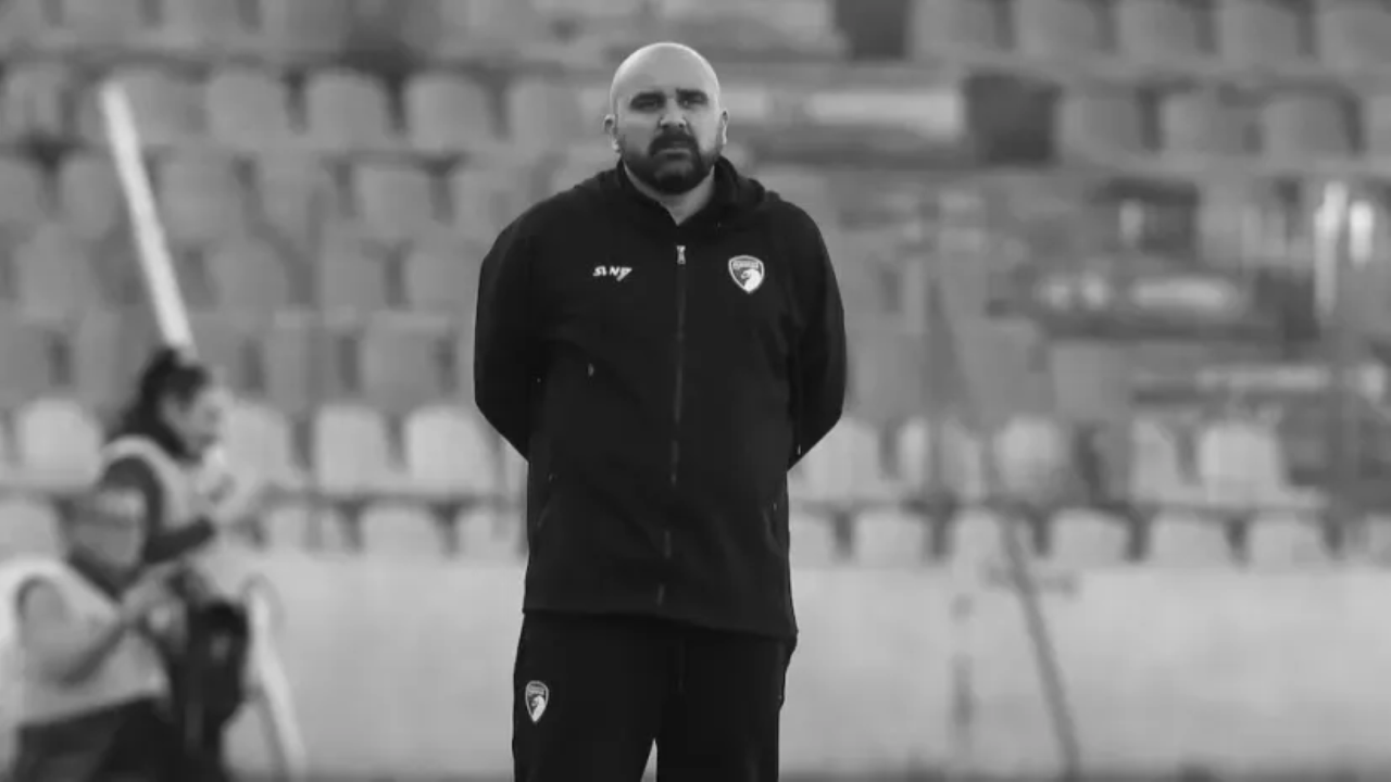 44 yaşındaki teknik adam Mladen Zizovic, maçın 22. dakikasında yere