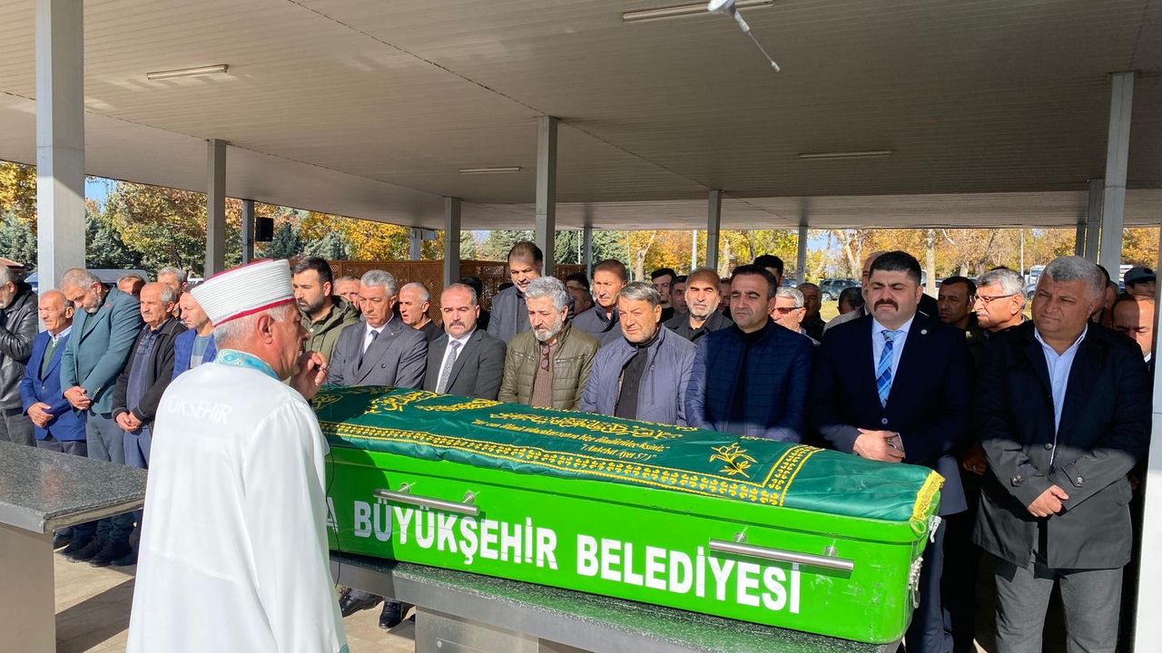 Malatyalı sanatçı Ali Kınık’ın 72 yaşındaki ağabeyi Ethem Kınık, bir
