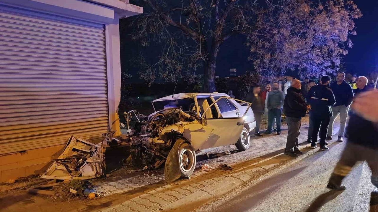 Adana’nın Yüreğir ilçesinde 14 yaşındaki ehliyetsiz sürücünün kullandığı otomobil çöp