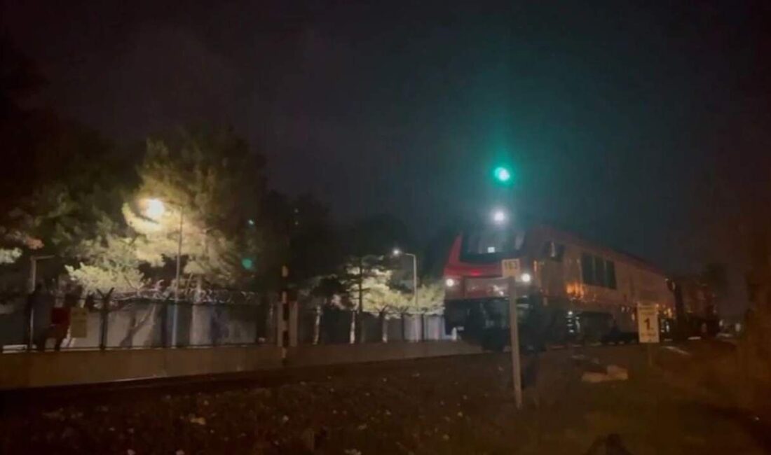 16 yaşındaki Mustafa Dadak hayatını kaybetti! Afyonkarahisar Eşref Mahallesi’nde ray faciası Afyonkarahisar Eşref Mahallesi’nde raylardan geçmeye çalışan 16 yaşındaki Mustafa Dadak,