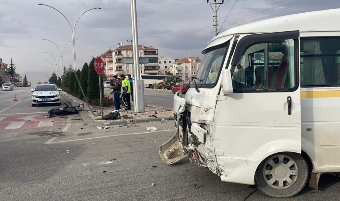Karaman’ın Yunuskent Mahallesi Alparslan Türkeş Bulvarı’nda servis minibüsü ile çarpışan