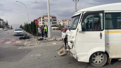 Karaman’ın Yunuskent Mahallesi Alparslan Türkeş Bulvarı’nda servis minibüsü ile çarpışan