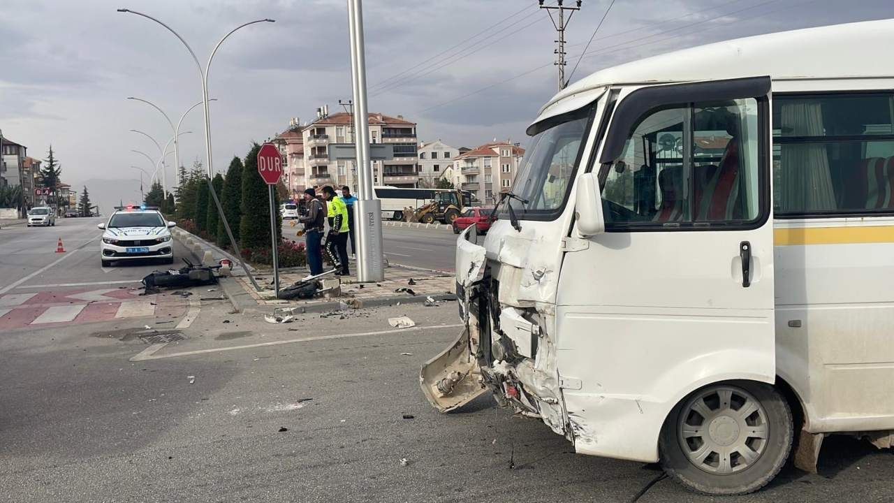 Karaman’ın Yunuskent Mahallesi Alparslan Türkeş Bulvarı’nda servis minibüsü ile çarpışan