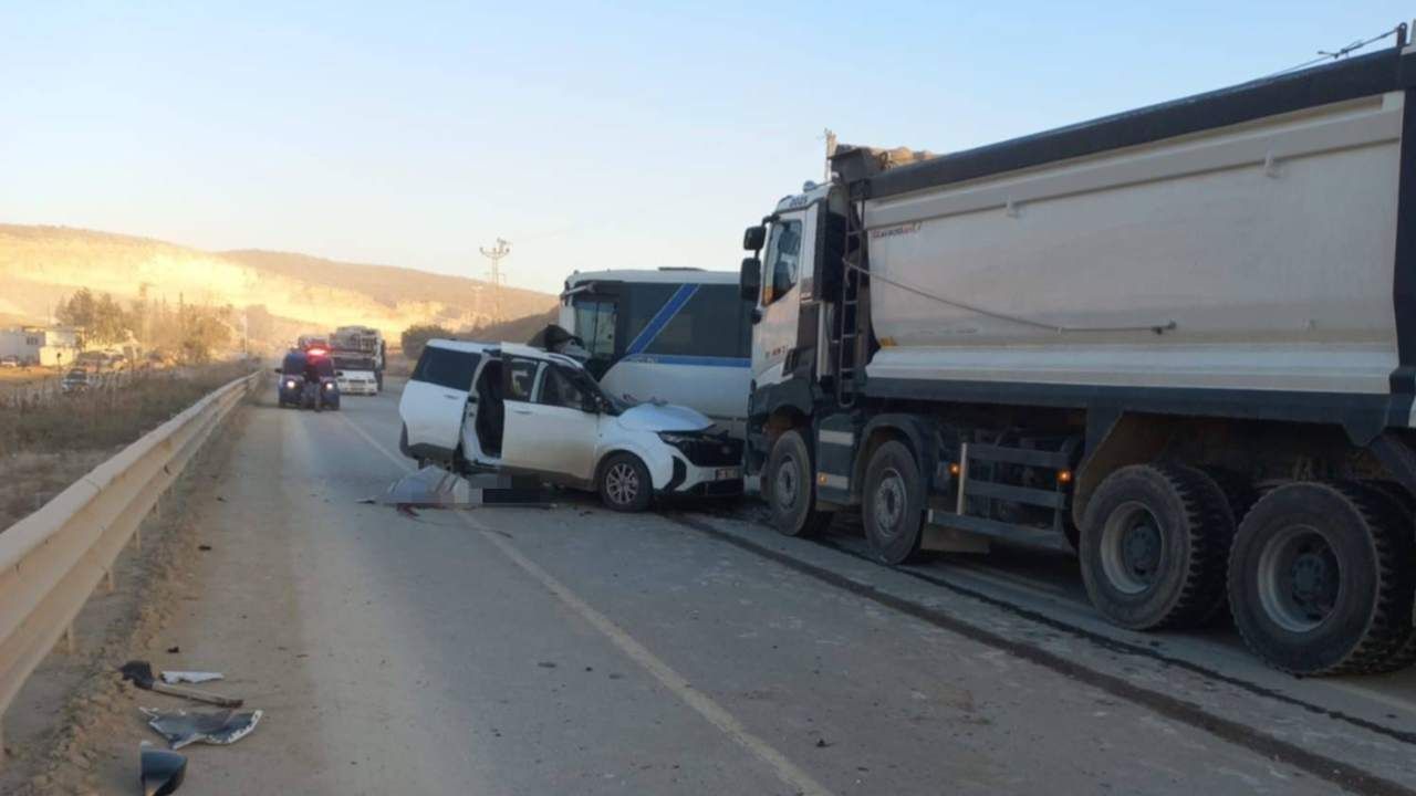 Mersin’in Tarsus ilçesinde D-750 kara yolunda hafif ticari araç ile