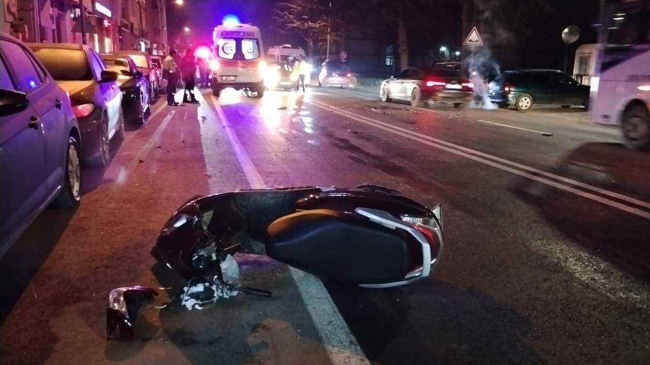 Eskişehir Odunpazarı’nda Basın Şehitleri Caddesi’nde motosiklet ile otomobilin çarpıştığı kazada,