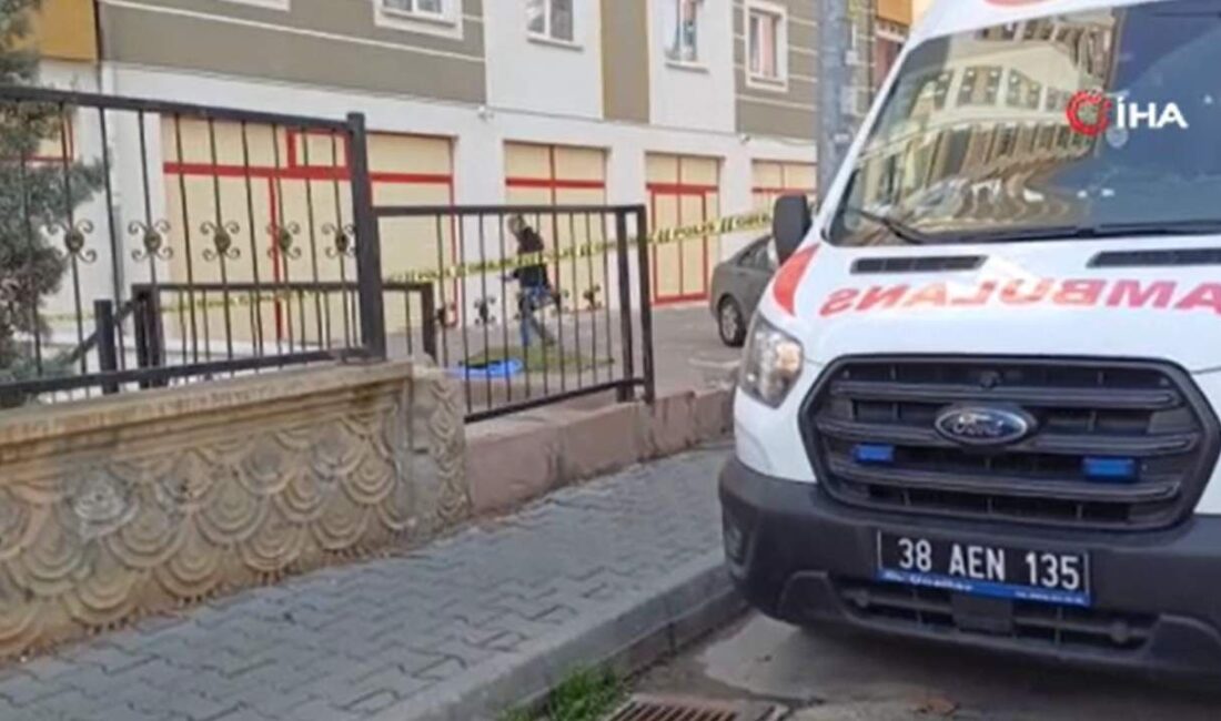 Kayseri Talas’ta 8’inci kattan düşen kadın hayatını kaybetti Kayseri’nin Talas ilçesi Mevlana Mahallesi Papatya Caddesi’nde 8. kattan düşen