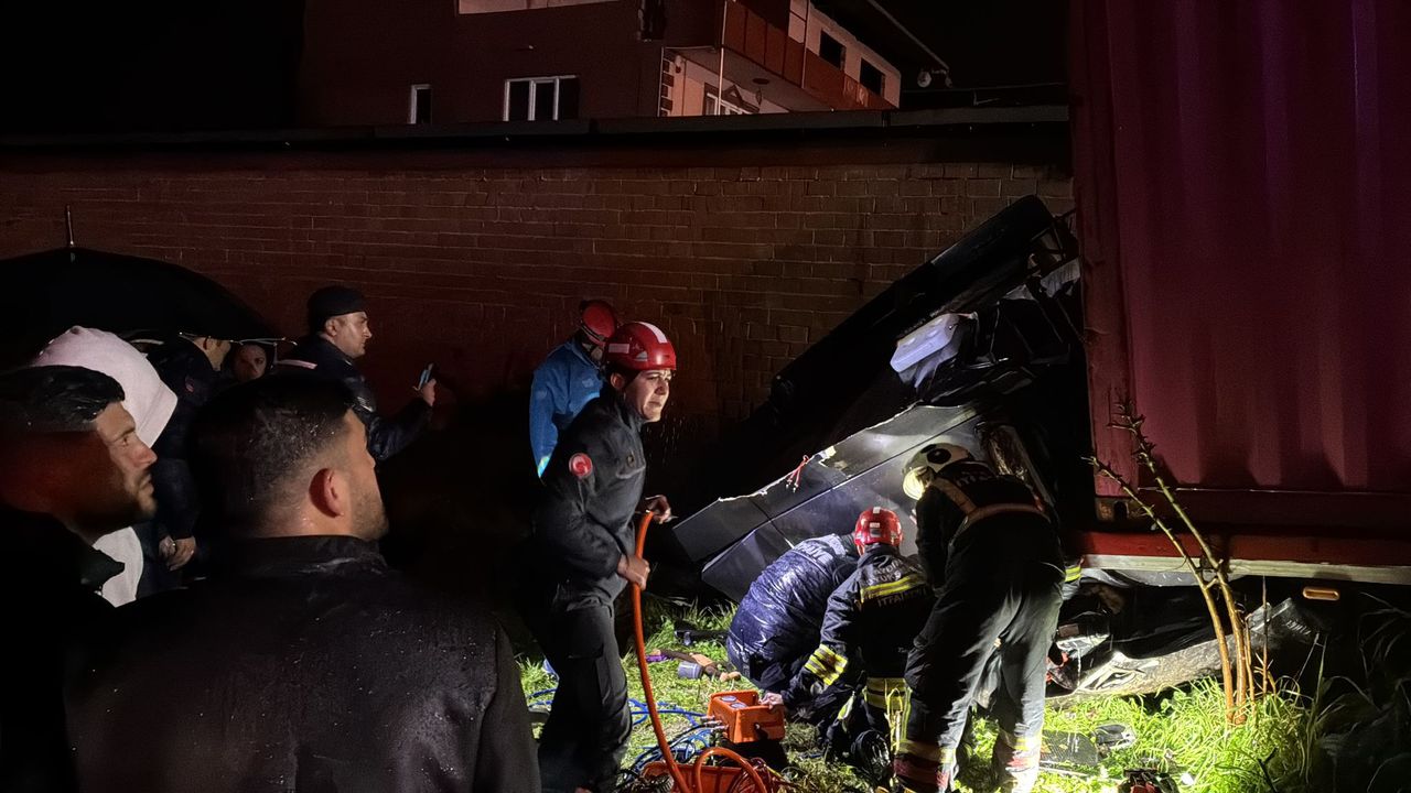 Aydın Efeler’de raylara devrilen TIR’ın sürücüsü Yunus Uğurlu (28) hayatını