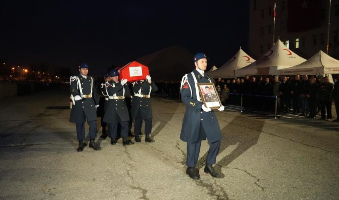 Ali Kablan silah kazası: Korkut’ta İlçe Jandarma Komutanı yaşamını yitirdi Muş’un Korkut ilçesinde İlçe Jandarma Komutanı Üsteğmen Ali Kablan, makam