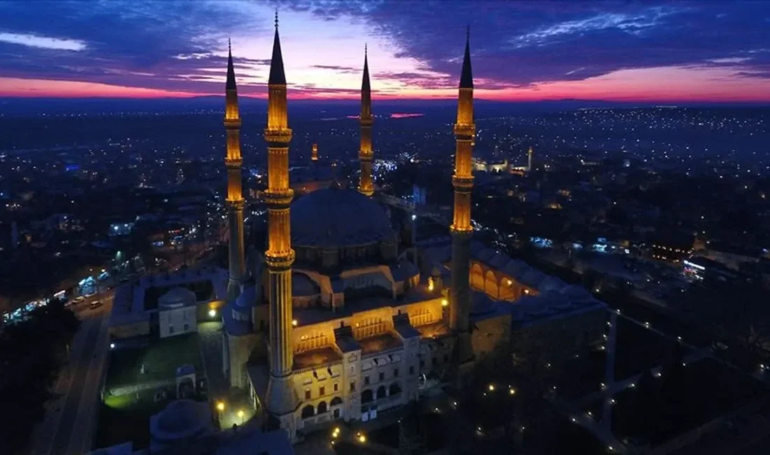 Miraç Kandili dolayısıyla paylaşılan resimli tebrik mesajları, bu mübarek gecenin