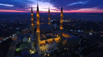 Miraç Kandili dolayısıyla paylaşılan resimli tebrik mesajları, bu mübarek gecenin