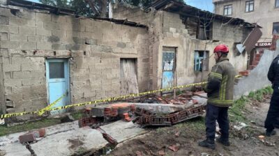 Bursa’nın Kestel ilçesi Vanimehmet Mahallesi’nde etkili olan lodos nedeniyle bir