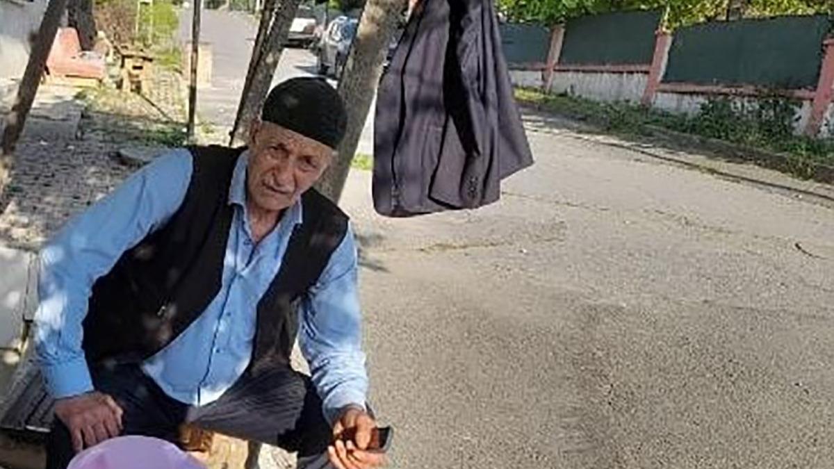İstanbul Arnavutköy’de Adnan Menderes Camisi avlusunda 60 yaşındaki Reşat Timuçin