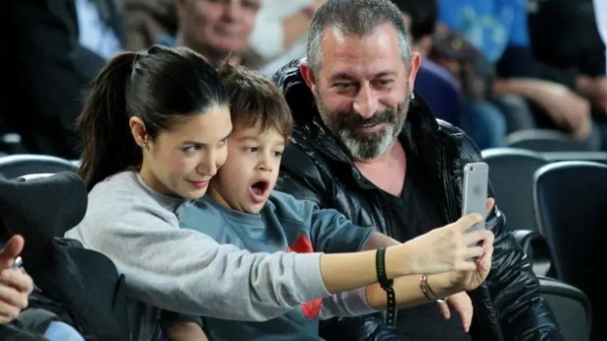 Sosyal medyayı aktif kullanan isimlerin başında gelen komedyen Cem Yılmaz,