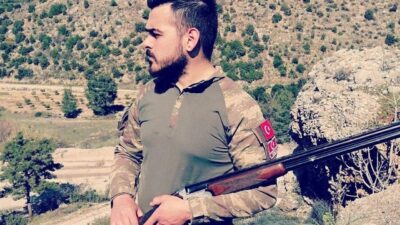 Antalya’nın Aksu ilçesinde av sırasında arkadaşının tüfeğinden çıkan saçmalarla ağır