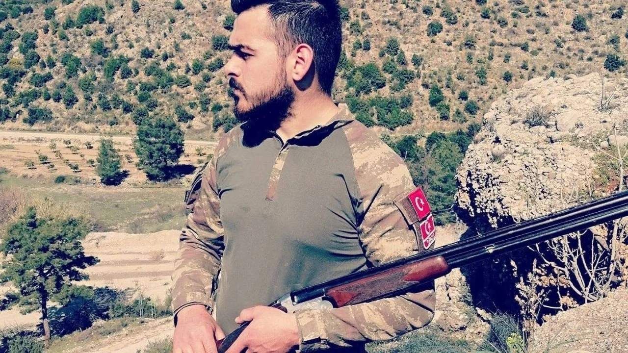 Antalya’nın Aksu ilçesinde av sırasında arkadaşının tüfeğinden çıkan saçmalarla ağır