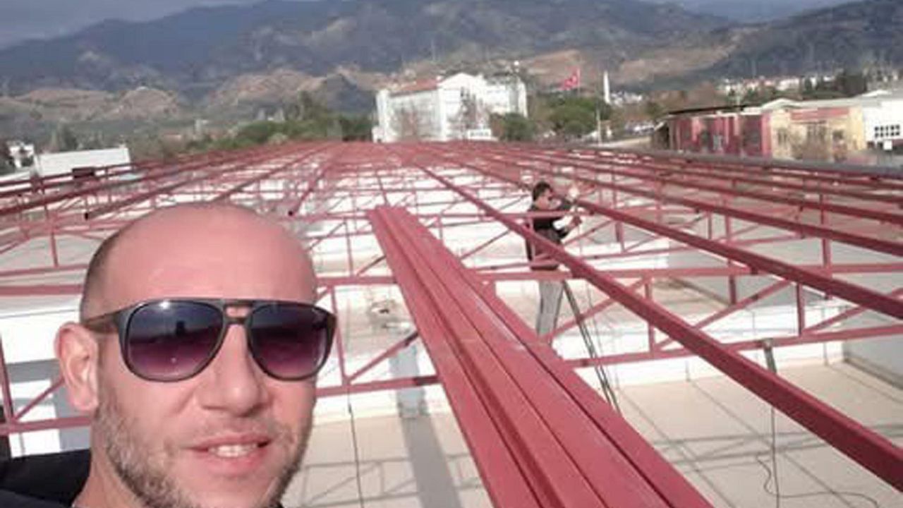 Aydın’ın Efeler ilçesinde mahkeme binasının çatısında çalışırken dengesini kaybedip düşen