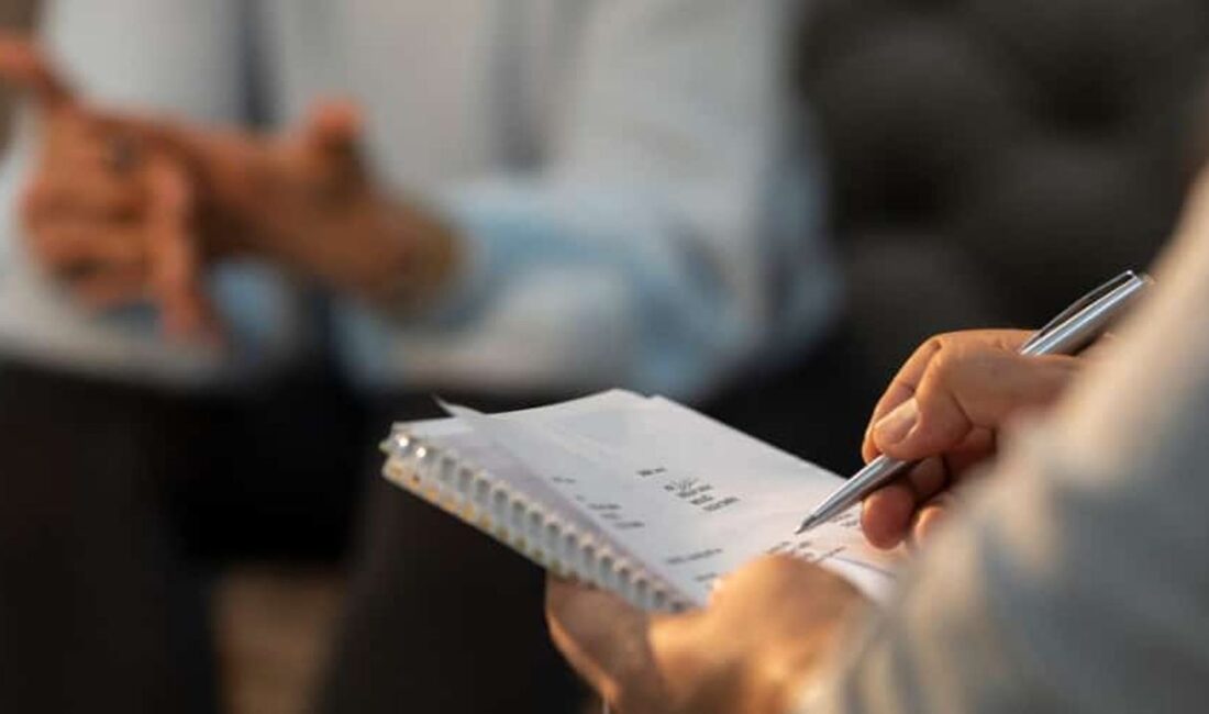 Klinik psikolog ruhsal bozuklukların tanı ve tedavisinde uzmanlaşırken, psikolog insan