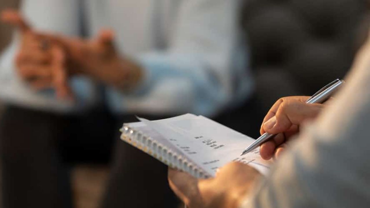 Klinik psikolog ruhsal bozuklukların tanı ve tedavisinde uzmanlaşırken, psikolog insan