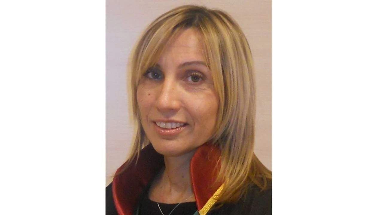 İstanbul Barosu’na kayıtlı olarak uzun yıllar hukuk alanında hizmet vermiş