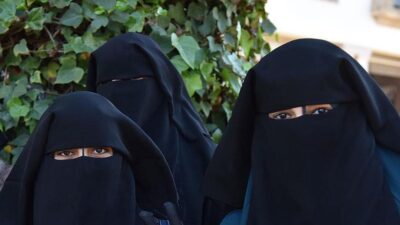 İspanya'da Vox ve PP'nin hamlesiyle bazı belediyelerde burka ve peçe