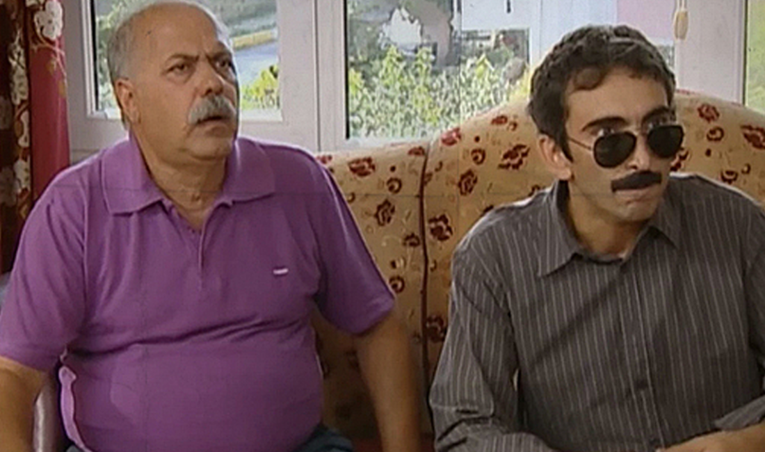 Ali Tutal Hayatını Kaybetti: Geniş Aile’nin Ali Ekber’i Vefat Etti Geniş Aile dizisindeki Ali Ekber Elagöz rolüyle tanınan usta oyuncu