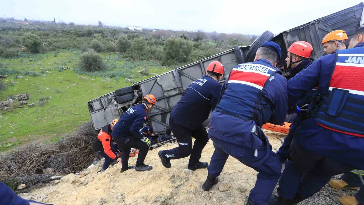 Antalya Valisi Hulusi Şahin, Kömürcüler Kavşağı'ndaki otobüs kazasında ölü sayısının