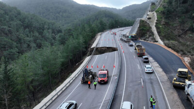 Bölgede yaşanan doğal afetler nedeniyle trafik akışı kontrollü olarak sağlanmakta