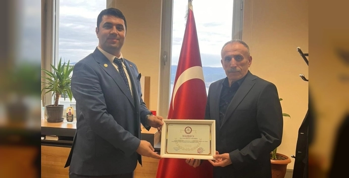 Gemlik Esnaf Odası’nda İsmail Beki Güven Tazeledi İsmail Beki liderliğindeki Gemlik Esnaf Odası yeni yönetim kurulu üyeleri