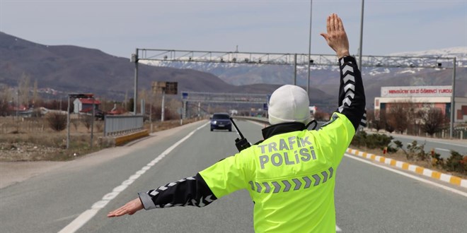 2026 Trafik Cezaları Listesi: Sahte Plaka ve Alkollü Sürüşe Rekor Zam! (Tam Liste) Resmi Gazete'de yayımlanan yeni trafik yasası ile cezalar tarihin en