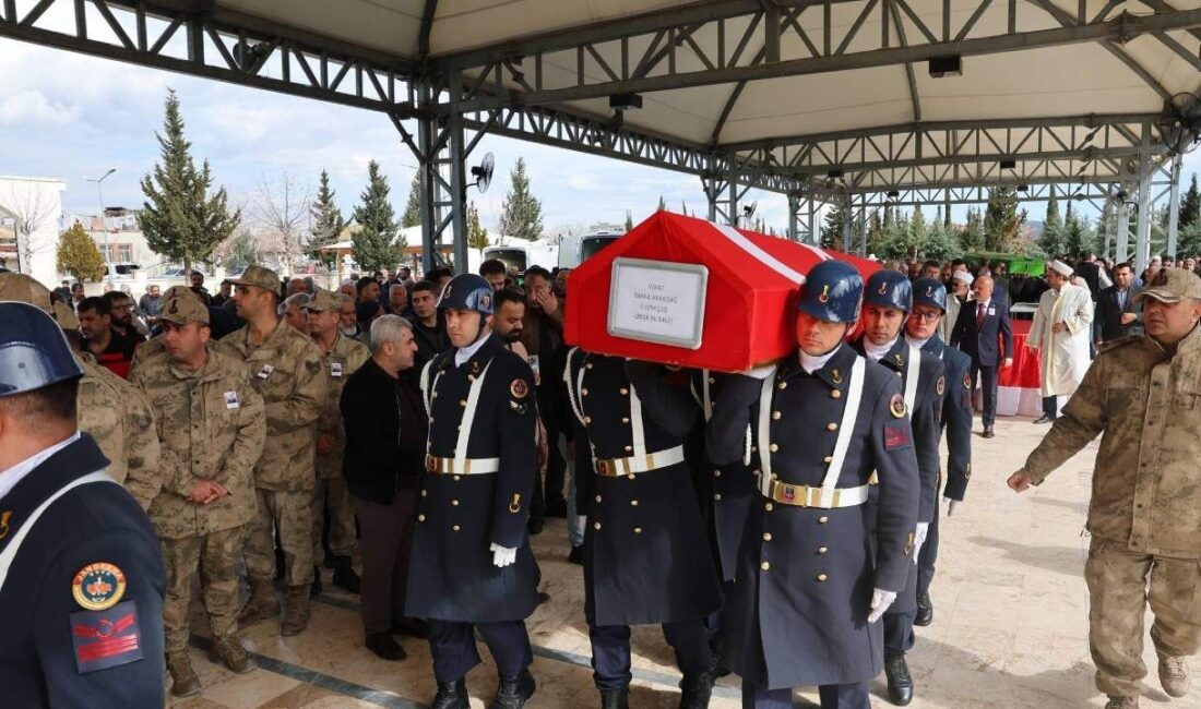 Uzman Çavuş İsmail Karadağ Son Yolculuğuna Uğurlandı: İzmir’deki Acı Olayın Detayları İzmir İl Jandarma Komutanlığı bünyesinde görev yapan Uzman Çavuş İsmail