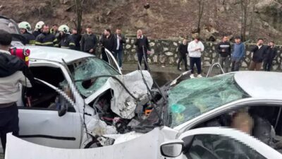 Burdur'un Ağlasun ilçesinde, Antalya-Isparta karayolunda meydana gelen kafa kafaya çarpışmada