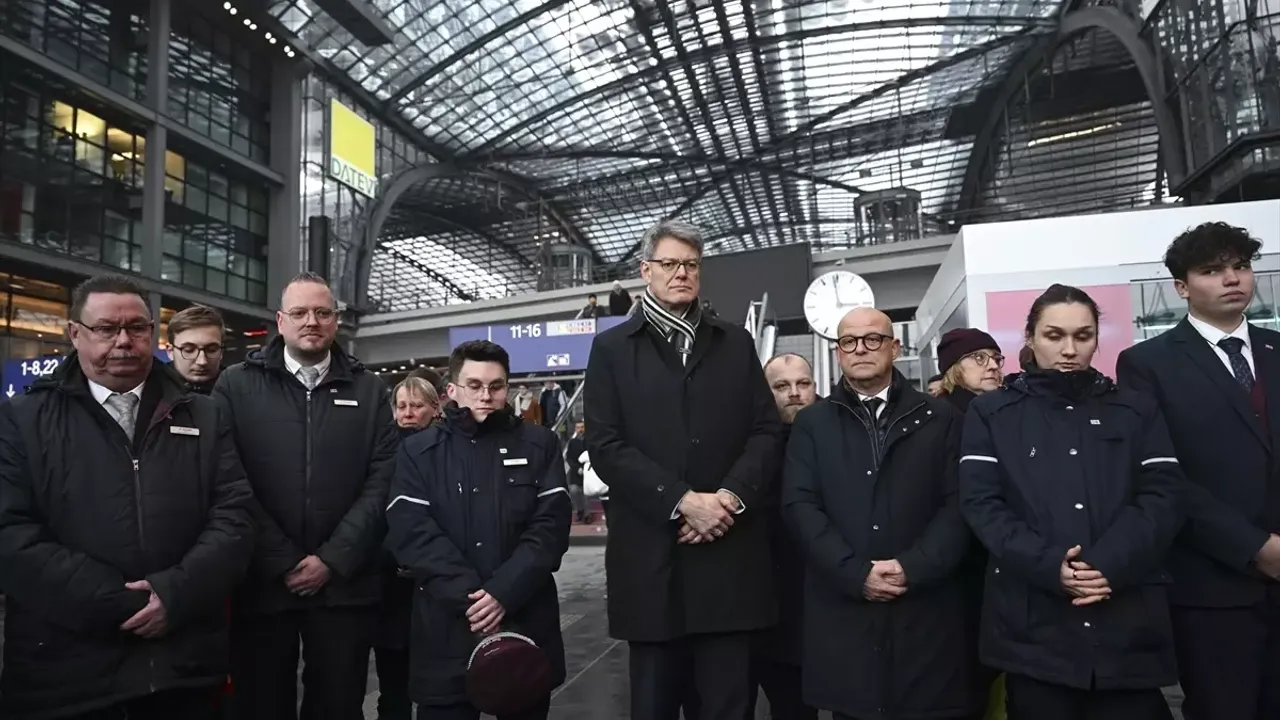 Almanya’da trende, Yunan uyruklu olduğu öğrenilen biletsiz bir yolcunun saldırısına
