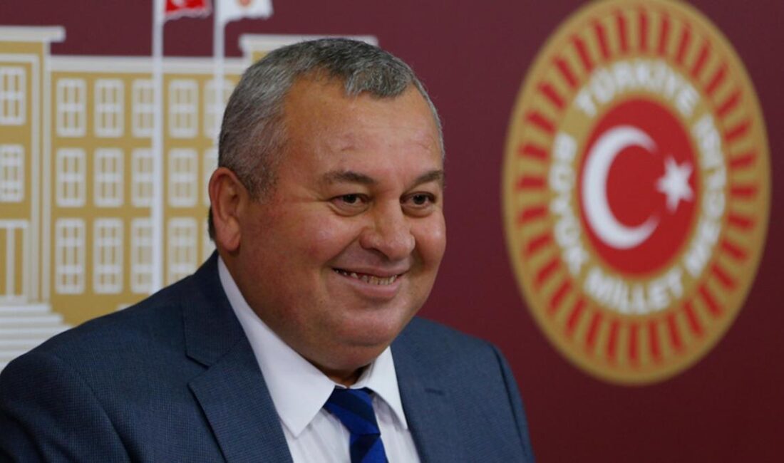 Gerede Otoyolunda Korkutan Kaza: Milletvekili Enginyurt Ankara’ya Getirildi Bolu Gerede mevkisinde kaza yapan Cemal Enginyurt'un yardımına çekici yetişti.