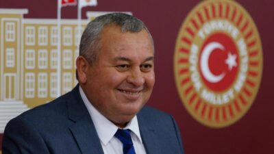 Bolu Gerede mevkisinde kaza yapan Cemal Enginyurt'un yardımına çekici yetişti.
